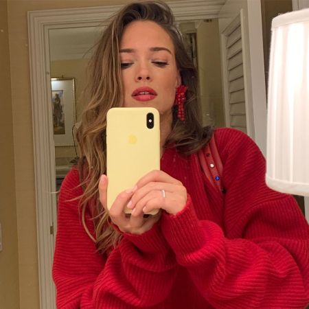Alicja Bachleda-Curus is taking mirror selfie. 
